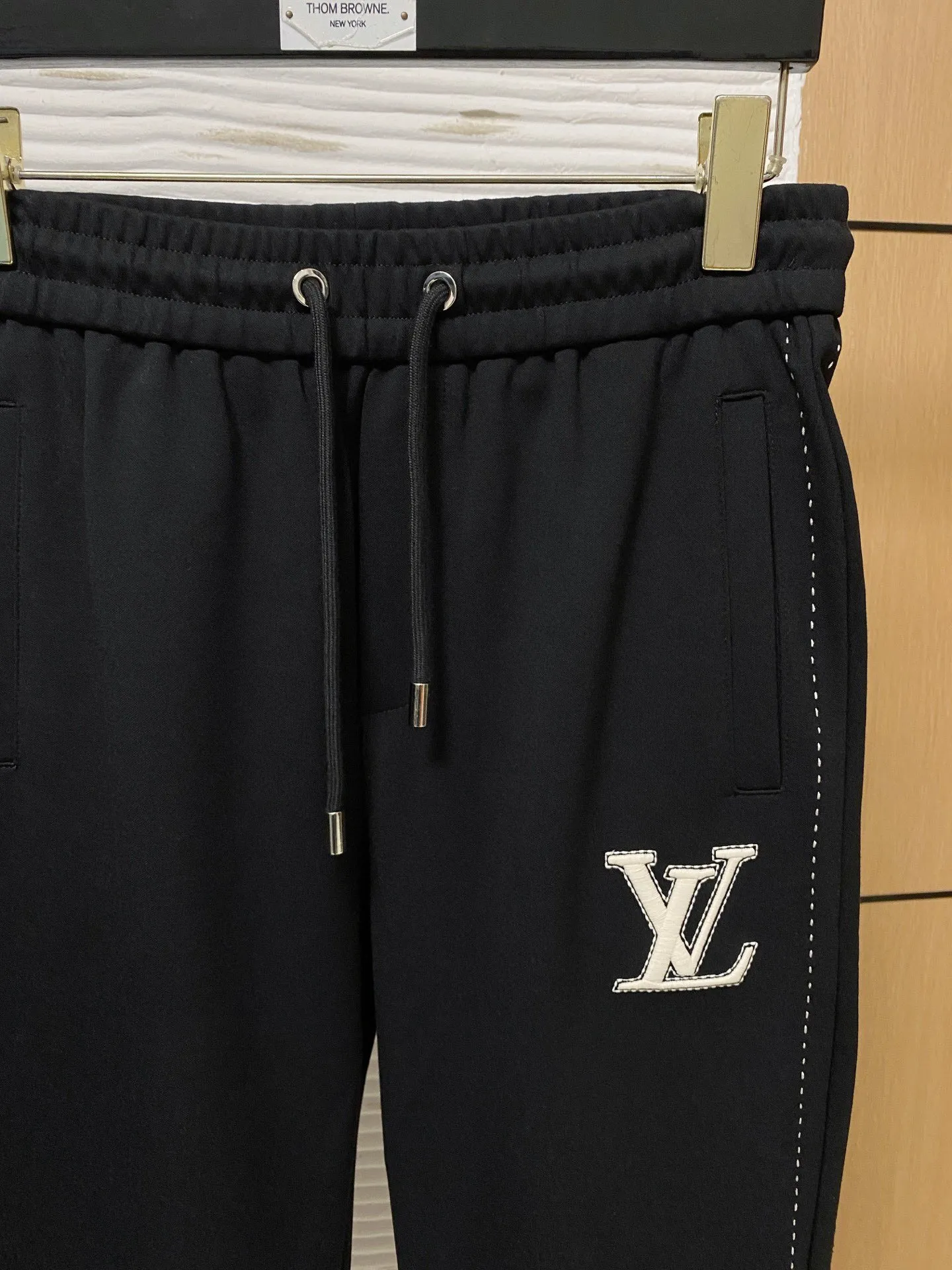 🅿️720 [LV Louis Vuitton] hot-selling suit is coming. Focus on the original version of the official website. 2025 new hot-selling cardigan and sweatshirt suit. The original order is the best. 🇭🇰The meticulous work of top designers. It has a fitting and perfect upper body effect. All-natural high-quality Tencel Roman cotton 100%, close-fitting comfort, noble and elegant! Original hardware embodies elegance and nobility! Counter size: M-3XL (maximum wear up to 190 pounds)